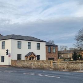 4 double bedroom house with private ample parking, hotel in Ferrybridge