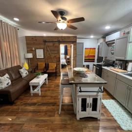 2Bdrm Villa Near Garvan Gardens with Fire Pits & Decks