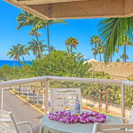 Maui Banyan 1 bedroom, ocean view, steps to beach, king-size bed, full kitchen