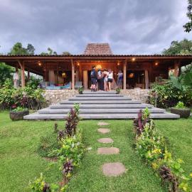 Villa Joglo Omah Kempalan, private pool, 6 BR in Sentul