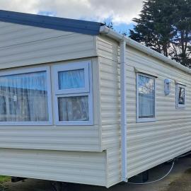 3 Bed Caravan - Sleeps 8 - Pets - Parking - Wifi, hotel di Rhyl