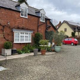 Charming cottage in central Ludlow with parking