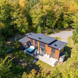 Chalet le Petit Castor - Spa، فندق في Chertsey