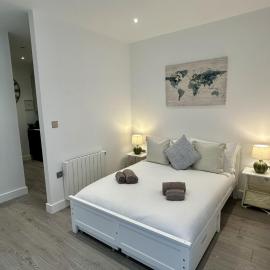 5 Aviv Place, hotelli kohteessa Addlestone