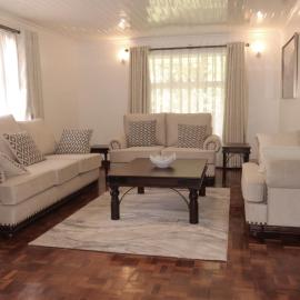 Cheerful 4-bedroom with pool, hotel v destinácii Athi River