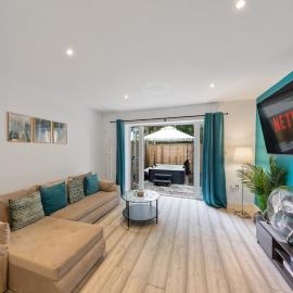 Luxury 4BR Home with Hot Tub, Sleep 8, Free Parking, Garden, hotel in Kenley