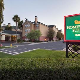 Homewood Suites by Hilton Phoenix-Biltmore, отель в Финиксе
