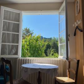 La maison bleue, מלון בSauveterre-la-Lémance
