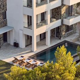 Nomia Villa, with Pool, Gym & Walk to the Beach, By ThinkVilla, hotel in Alikanas