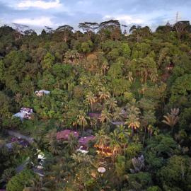 Air Manis Hillside Villa Cafe & Resto, hotel v mestu Padang