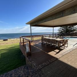Dukes of Yorkes - Wallaroo Beach Frontage - Entire Home, hotel Wallarooban