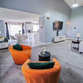 Modern Comfort Loves Park - Stylish 3BR Getaway, hotel in Loves Park