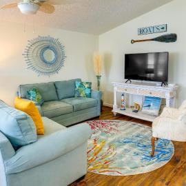 Pool Access, Walk to Beach! Cozy Jensen Beach Home