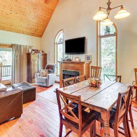 3 Mi to Snowshoe Resort: Cabin w/ Hot Tub, hotel Slaty Fork városában