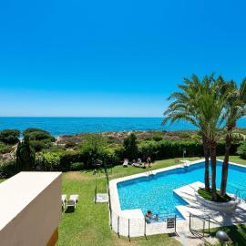 Apto situado a 20 metros de la playa con 3 piscinas, wifi 1000Mbs