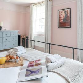 Spacious City-Centre House near Train Station & Business School, with Garden