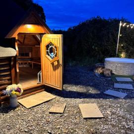 Hobbit Haven Hot Tub and Countryside Bliss