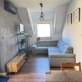 Uroczy apartament z dostępnym parkingiem i ogrodem