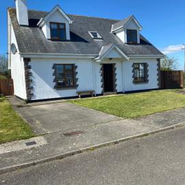 A spacious 4-Bed home beside the beach, hotel a Fethard-on-Sea