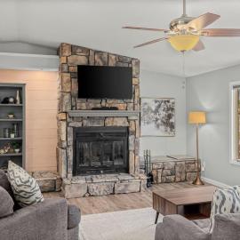 Cozy Bike-In & Out Retreat - Fire Pit Pet Friendly, hotel in Bella Vista