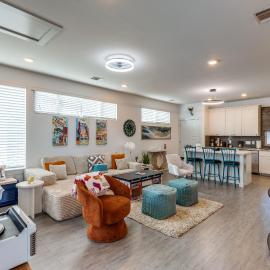 The Q - Austin Family Vacation Home - Hot Tub, Sauna, Gym & Backyard