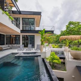 Modern 4BR with Pool, Walk2Beach, Yoga Deck, Sleeps 14, hotel u gradu Nosara