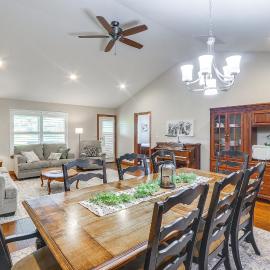 2 Mi to Main Street: Family Home in Winfield! – hotel w mieście Winfield