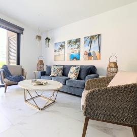 Endless Summer - 2Bed 2Bath Condo - Seasonly Heated Pool with Ocean Views - 5min walk to Beach - Fibre Internet - Sleeps 6, hotel en Cabo San Lucas