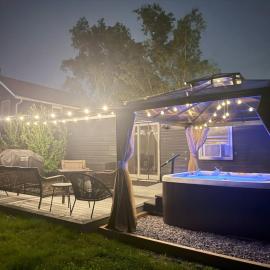 Vibing Hudson Retreat Pet-Friendly w Hot Tub, Hotel in Hudson
