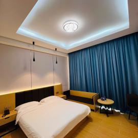 Freetown में, होटल Times Mansion king size standard room