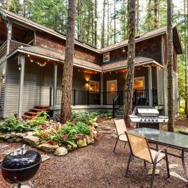 Mt. Baker ski stash, fast Wi-Fi, pets ok، فندق في Glacier