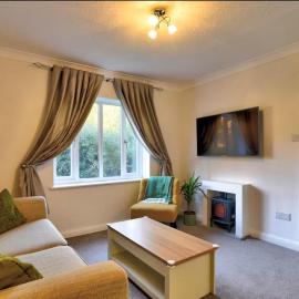 Stylish 1 Bedroom Apartment with Free Parking and Links to London & Essex
