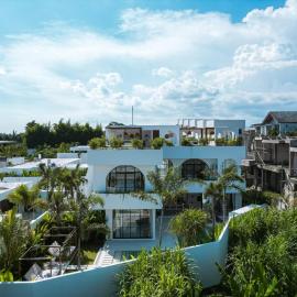 Casa Petak 11 - Luxury Haven with Jacuzzi, Rooftop & Tropical Vibes in Pererenan, hotel in Canggu