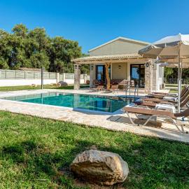 Villa Themida - 3 bedroom Villa، فندق في Karousádes