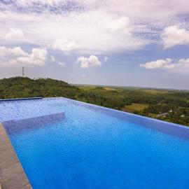 Starlit A Luxury Hilltop Villa with Infinity Pool, hotel in Udukawa