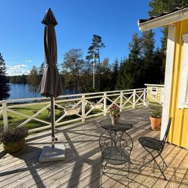 Stunning lakeside home with sauna surrounded by nature، فندق في Sandared