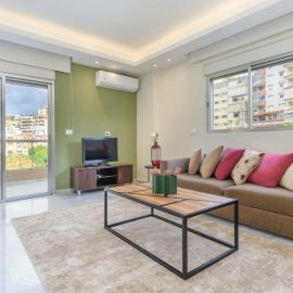 Kali - Charming 2-BR Apt & Balcony in Antelias，Anţilyās的飯店