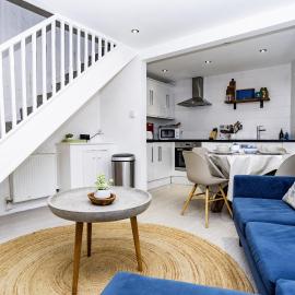 St Ives Holiday Cottage with Parking – Coastal Retreat, hotel in St Ives