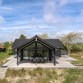 Holiday Home Gubbe - 500m from the sea by Interhome, hotel in Lakolk