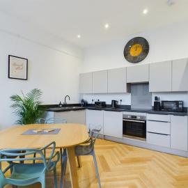Arcadia House Town Centre Stay 2-Bed Chapel Conversion with Private Parking