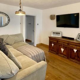 4 Bedroom House Sleeps 8- Hot Tub Pets Parking, hotel in Hale