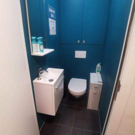 collocation en metro erasme salle de bain et toilettes a partagé، فندق في بروكسل