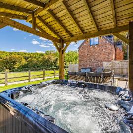 Gorgeous Barn with Hot Tub and Games Room