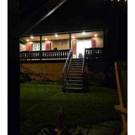 Holzchalet mit Garten, hotelli kohteessa Egnach