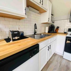 Cozy Downtown Modern Condo in the Heart of it all, hotell i Cleveland