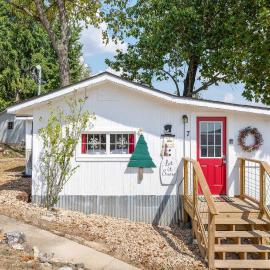 Historic Water's Edge Cottage 7