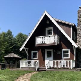 Private 5-Acre Farmhouse Retreat, hotel a Livingston Manor