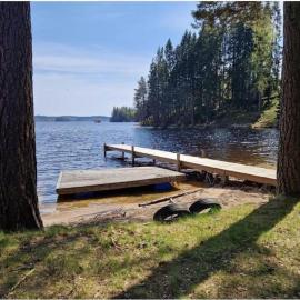 Peaceful villa in nature with own beach, hotel di Hindås