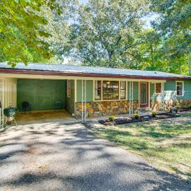 Mammoth Spring River Retreat: Family Gem, Big Yard, hotel en Mammoth Spring