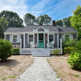 Stylish Updated Home walk to Dennis Pond Hot Tub, hotel em Yarmouth